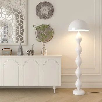 Торшер-гриб в средневековом стиле, диван в гостиной в скандинавском минималистичном кремовом стиле, Декоративные светильники для выставочного зала